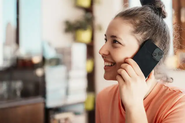 cliente hablando por teléfono